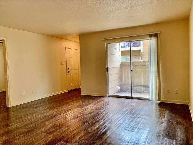 Foto del edificio - 8100 Creekbend Dr