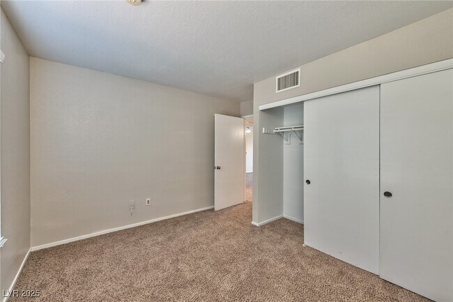 Foto del edificio - 8070 W Russell Rd