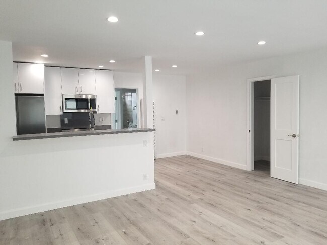 Foto del edificio - 4241 McLaughlin Ave