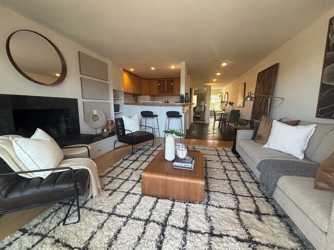 Photo - Queen Anne Gem with Private Balcony & Cozy... Apartment