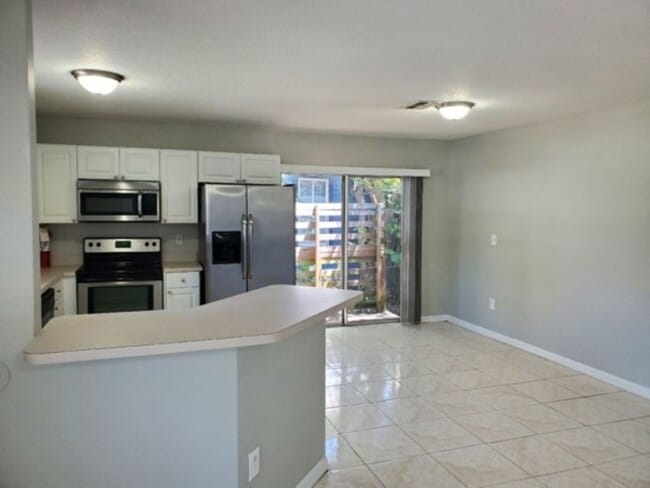 Building Photo - Move in Ready! Modern 3-Bedroom 2-bath Hom...