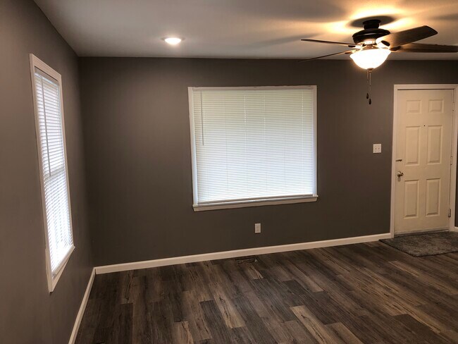 Living :room - Front door - 5410 N Ronald Rd
