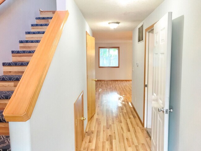 Building Photo - Powellhurst Renovated 3 Bedroom with AC, Garage, Fenced Backyard