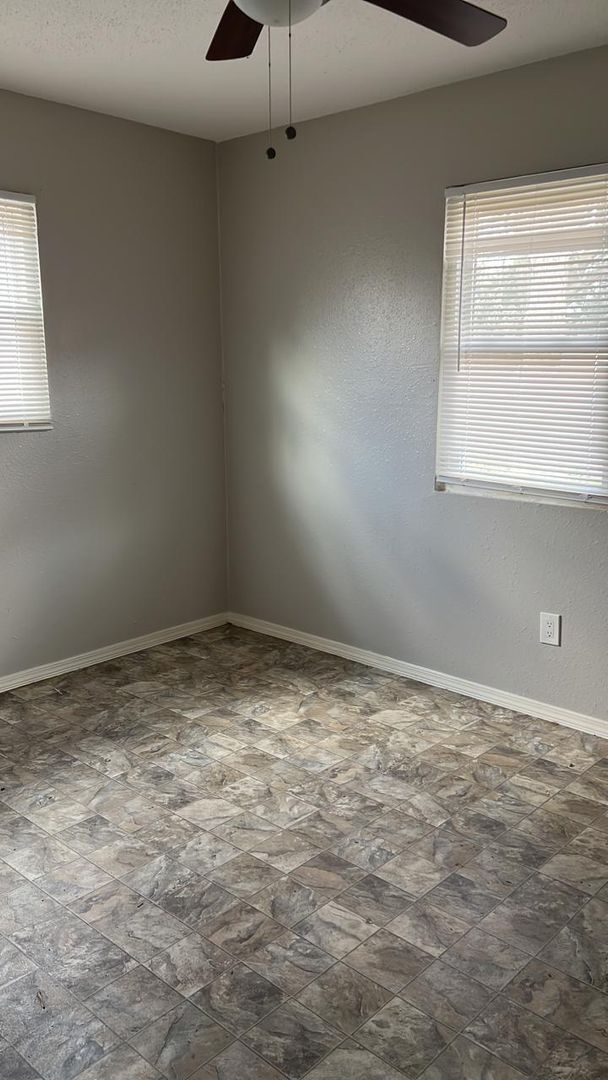 Building Photo - Move-In Special Call Today!!