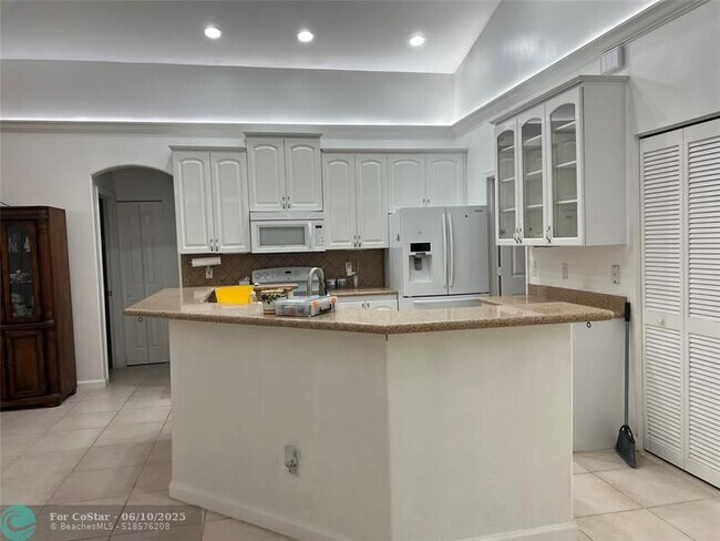 Building Photo - 7400 SW 37 Ct