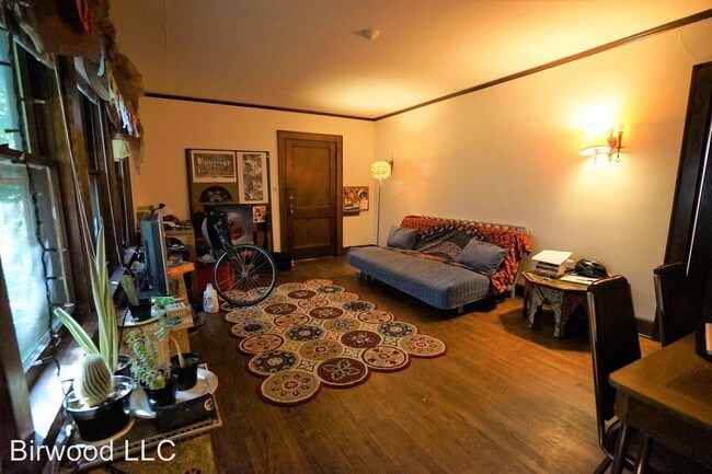 Building Photo - 1 br, 1 bath Apartment - 508 W. Wilson St. #1