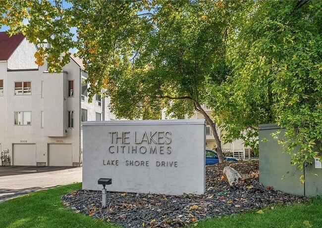 Building Photo - 3055 Lake Shore Dr