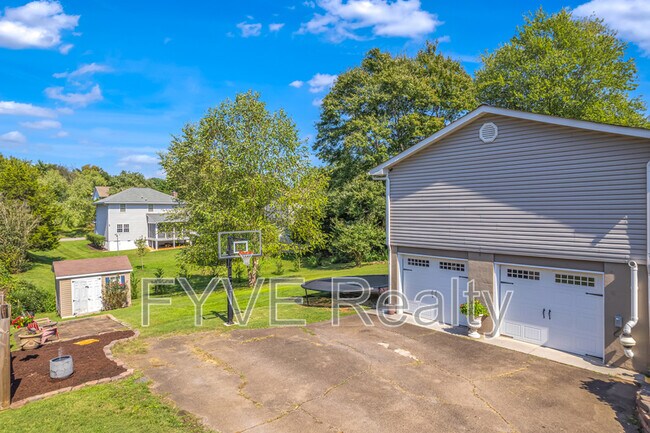 Building Photo - 1428 Bexhill Dr