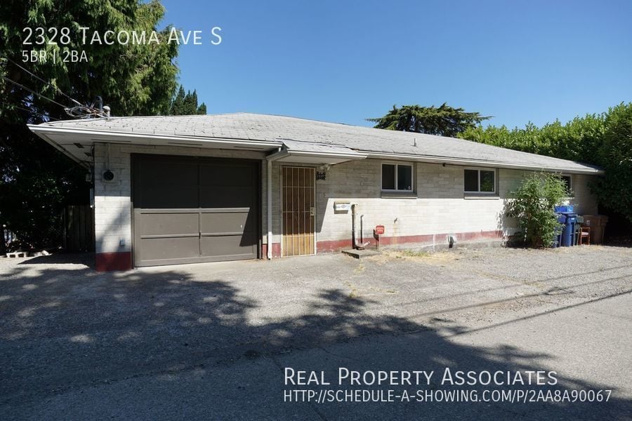 Primary Photo - Large home with two kitchens near Downtown...