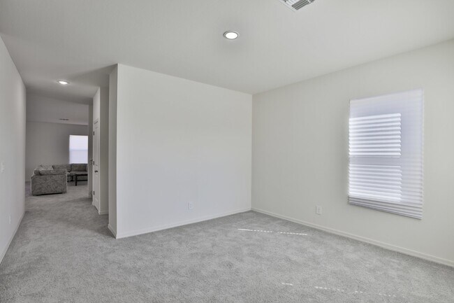 Foto del edificio - Beautiful, Spacious, and Newer Home, Solar...