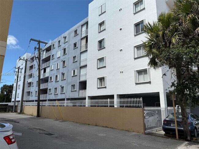 Foto del edificio - 4854 NW 7th St