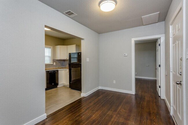 Building Photo - 211 N Milby St