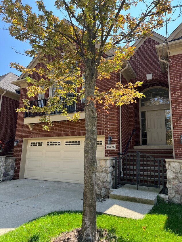 Foto principal - 16774 Newbury Ave