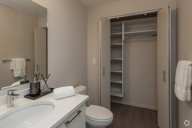 Building Photo - Residences at 8 East Huron