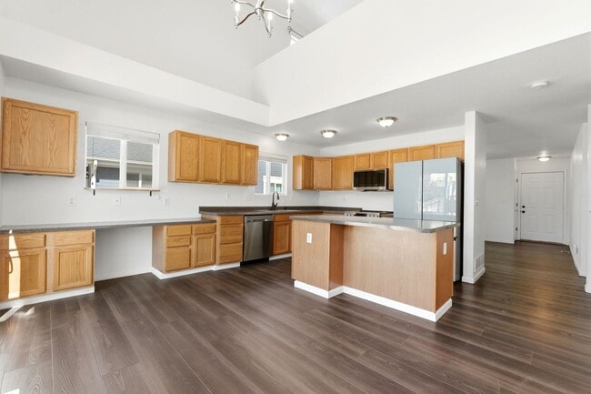 Foto del edificio - 3-bed + office, 2-bath home, minutes to Denver and close to outdoor recreation areas