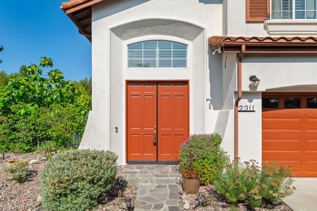 Foto del edificio - Corner lot home at the top of the hill