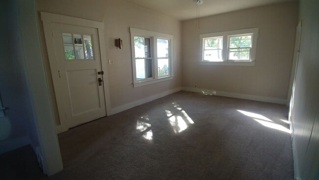 Building Photo - One Bedroom House off of Grand Ave!