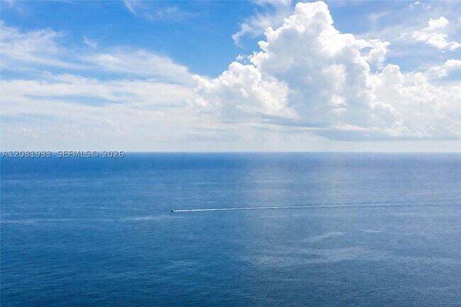 Foto del edificio - 15811 Collins Ave