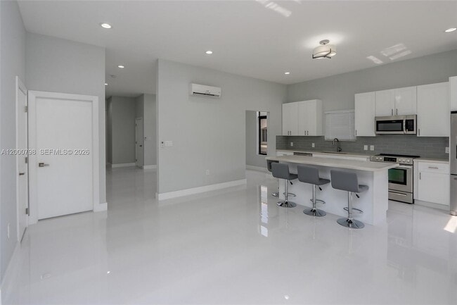 Building Photo - 5126 SW 57th Ave