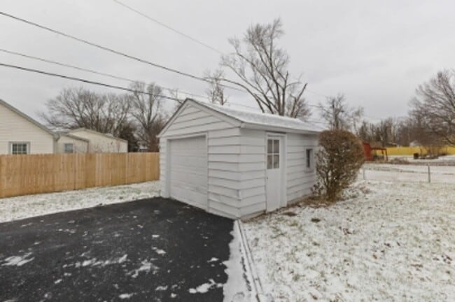 Photo - 1950's Charming 3 Bed Available Now!! House