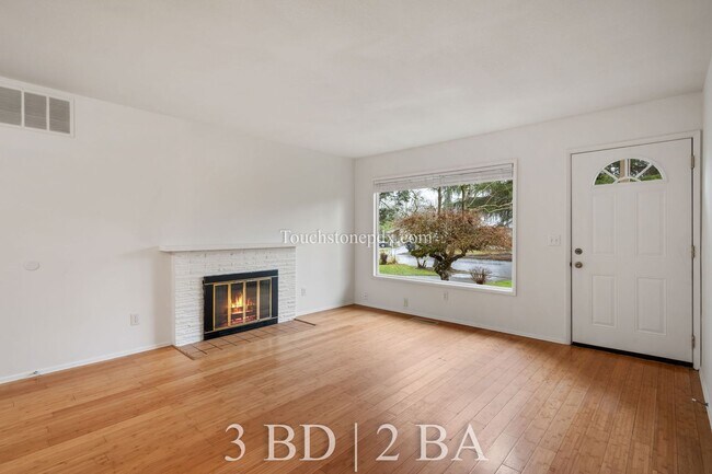 Foto del edificio - Bright 3 Bedroom Home with Fenced Backyard in Tigard