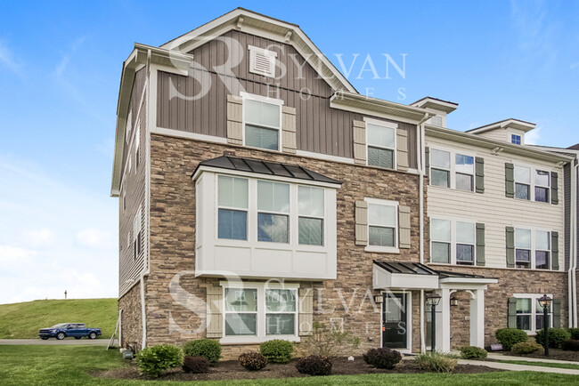 Building Photo - Don't miss out on this charming townhome!