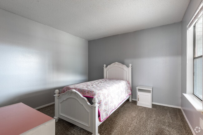 2BR, 2BA - 900SF - Bedroom - Easton Parc