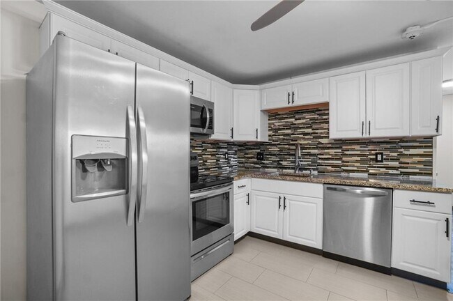 Foto del edificio - 2160 Mineral Spring Ave