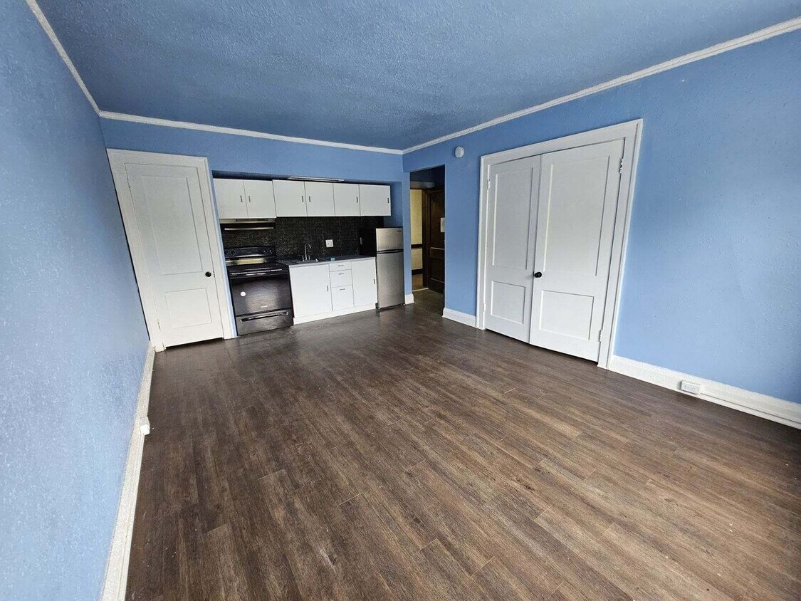 Building Photo - 820 E Converse