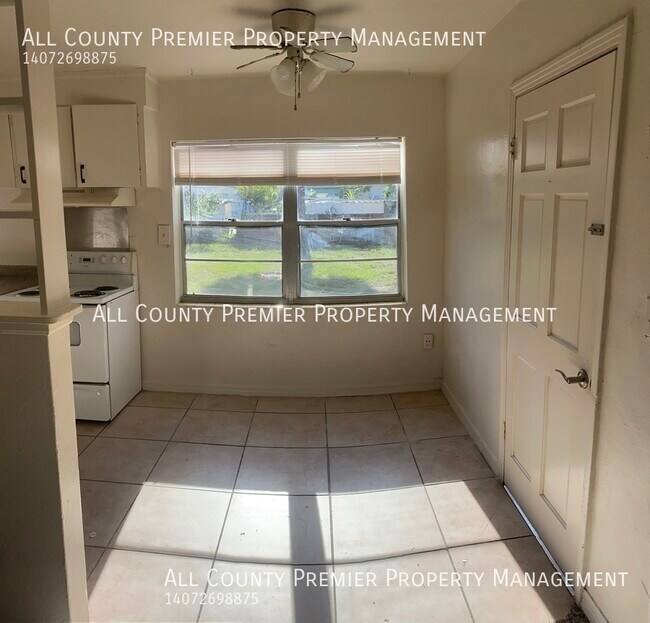 Building Photo - 3 Bedroom 1 Bath House! Available Immediat...