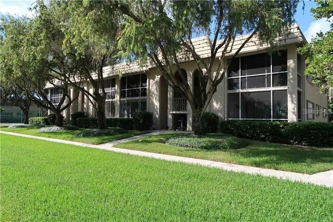 park-like setting - 1743 Southwood St