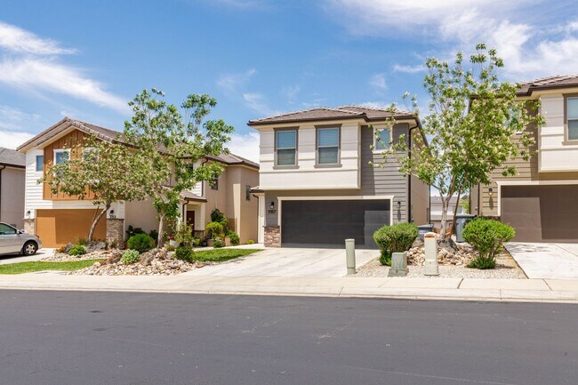 Building Photo - 4 bed / 2.5 bath / 2 car Desert Canyons house