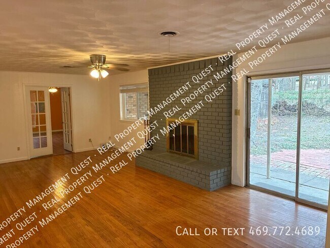 Building Photo - 1001 Crestview Dr