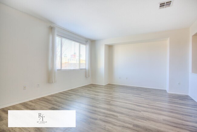 Building Photo - Beautiful 2-story home located in a gated community