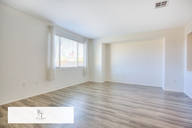 Foto del edificio - Beautiful 2-story home located in a gated community