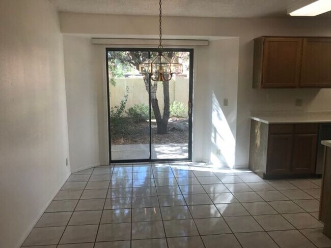 Building Photo - 4419 E Amberwood Dr