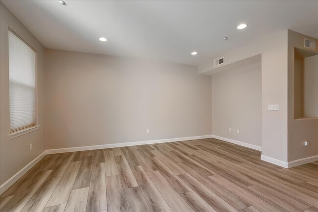 Building Photo - 910 Gaspar Vis