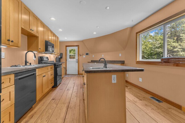 Building Photo - One-of-a-Kind 4 BR Retreat on Nearly 13 Pr...