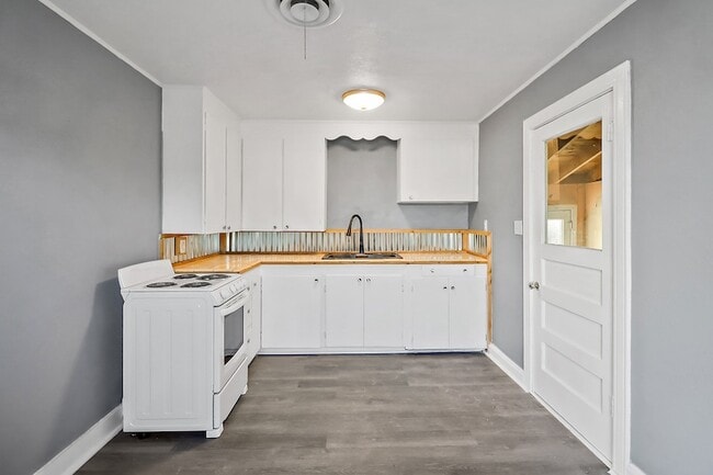 Building Photo - 506 Trinity St