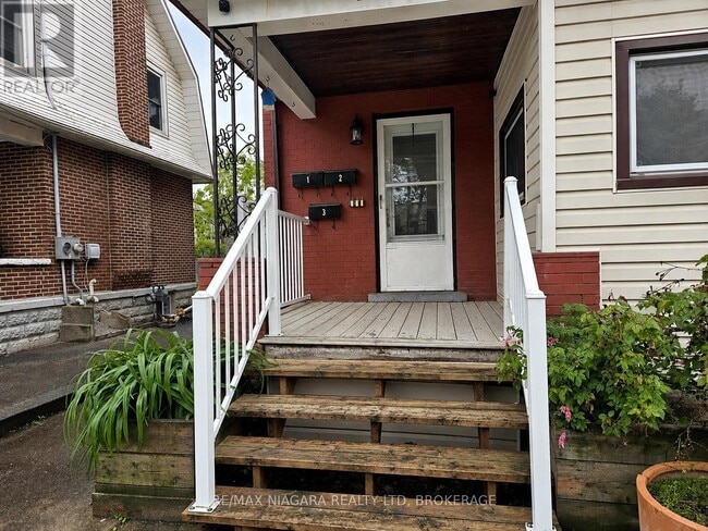 Building Photo - 23 Avenue Pl