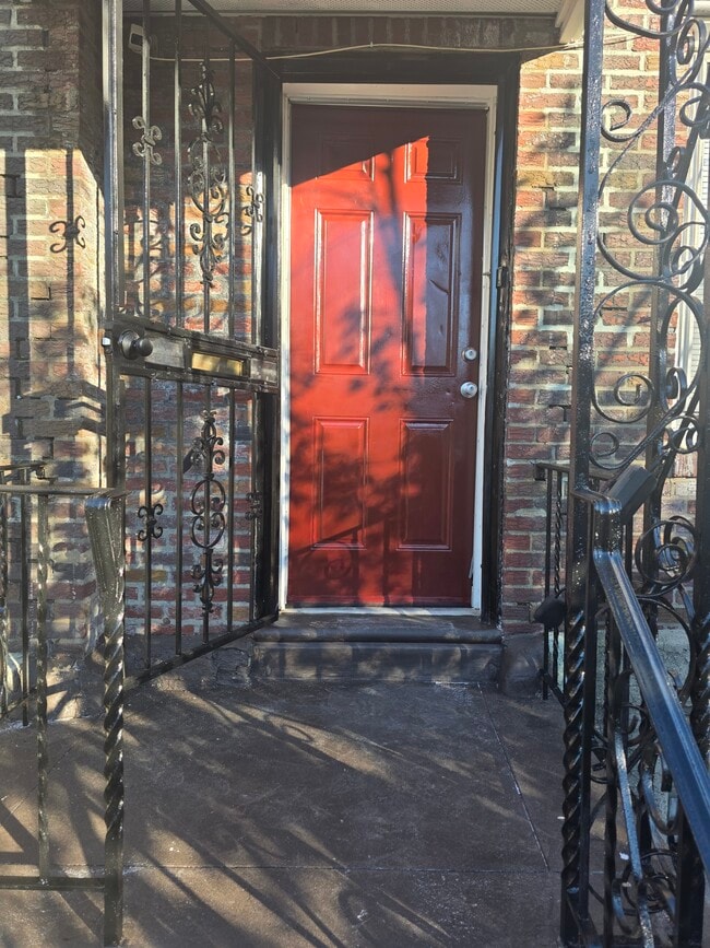 Building Photo - 6213 N Howard St