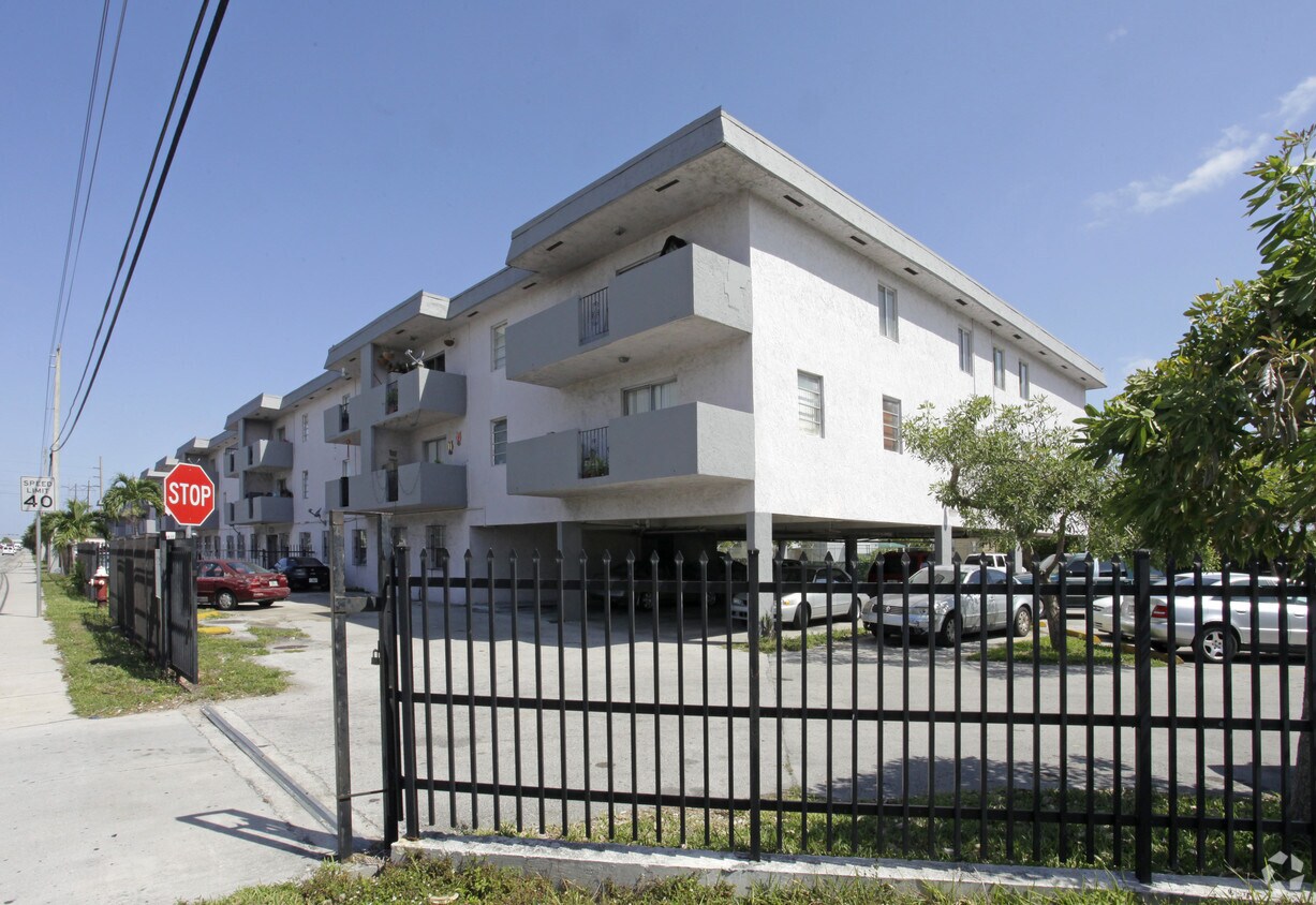 Foto del edificio - 2725 W Okeechobee Rd