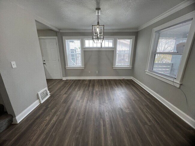 Foto del edificio - Modern Comfort Meets Convenience in This 4-Bed KC Home!