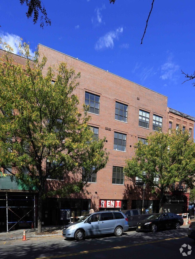 Building Photo - 135 Alexander Ave