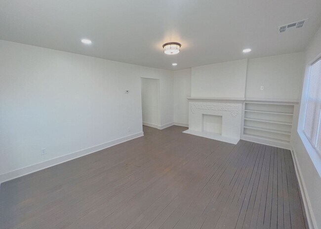 Building Photo - $500 OFF FIRST MONTHS RENT! Charming Duplex on 21st St.