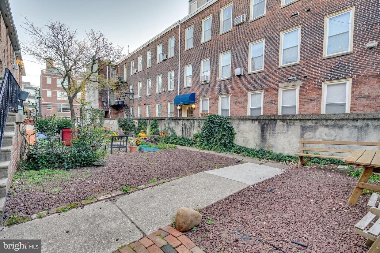 Primary Photo - 830 S Howard St