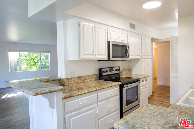 Building Photo - 435 N Oakhurst Dr