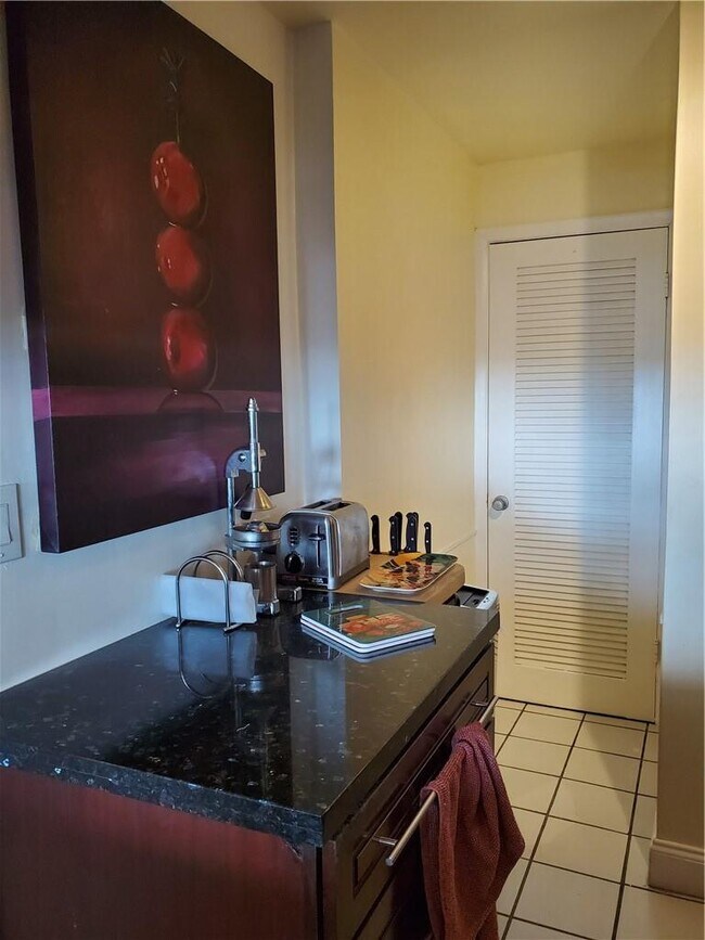 Foto del edificio - 1609 N Riverside Dr