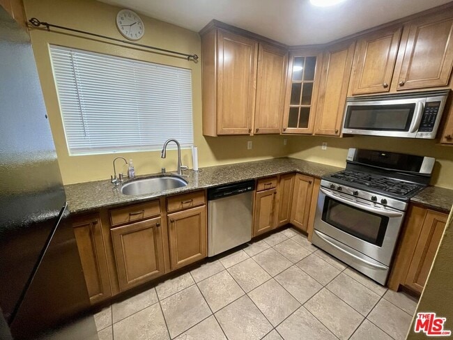 Building Photo - 5447 Zelzah Ave