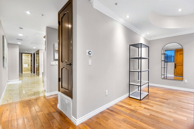 Building Photo - 632 N Kings Rd